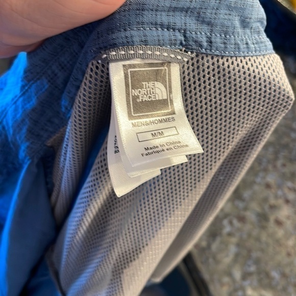 The North Face Mens Long Sleeve Button Down Shirt with Zipper Pocket Size Medium - Picture 2 of 8